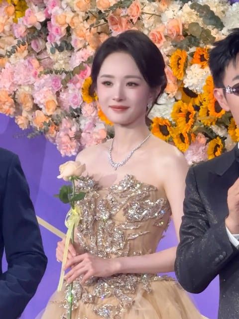 妈幂听到大鹏夸赞，笑得好萌好温柔啊啊！ cr.