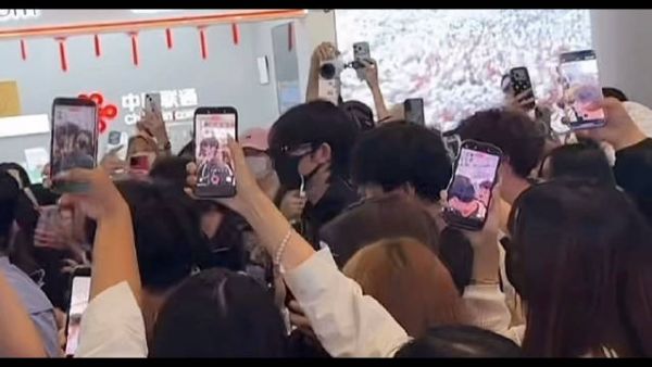 余宇涵北京到达 余宇涵现在都这么火了吗，好多人围着你转我天