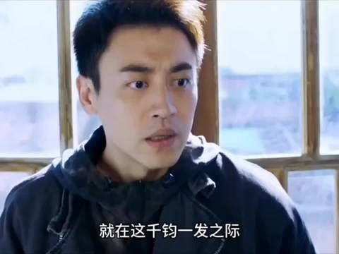 老刑警只是不经意看着了一眼车钥匙，不料竟意外救了卧底一命
