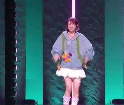 “黄灿灿这次真唱了，但还不如假唱吧，就这是怎么赢了何宣林的 ”