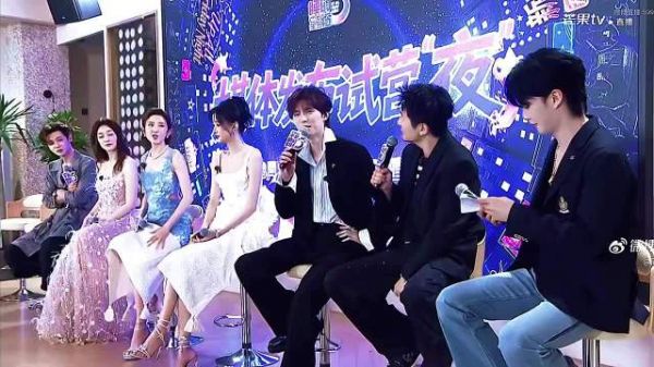 唐艺昕夸周翊然越来越帅，反复强调是实话
