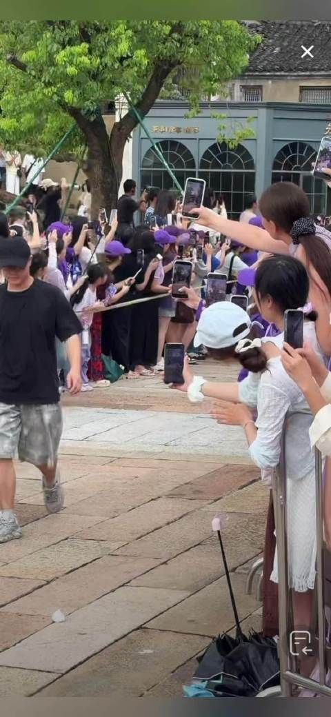邓为第一天正式上班，坐观光车，粉丝喊钻石一直在，拍戏顺顺利利