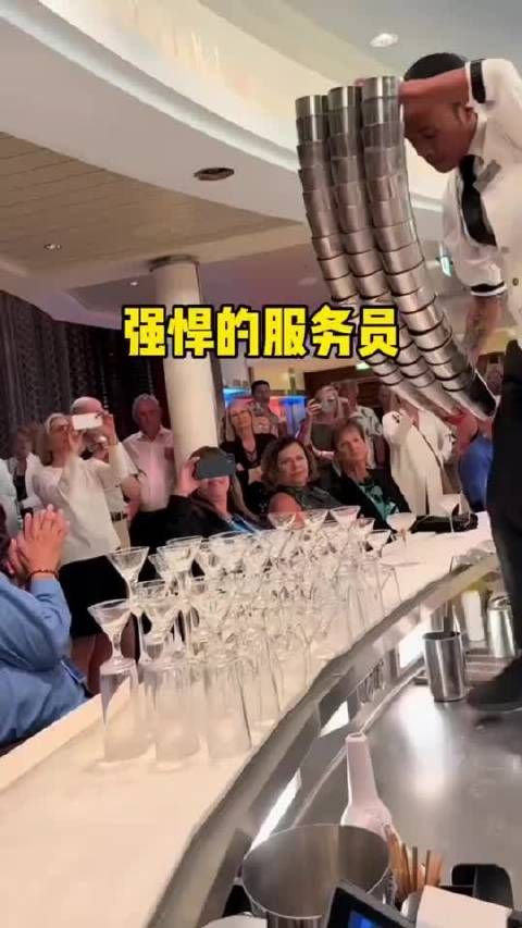 这就是国外服务员的操作