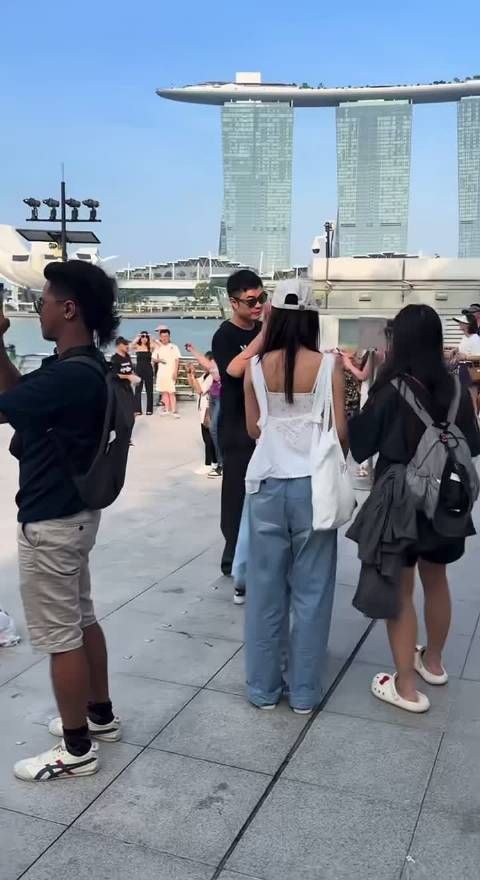 新加坡偶遇陈赫张子萱一家玩的开心!