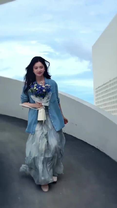 张婧仪蓝色牛仔衫手捧花束，笑容治愈迎面奔赴