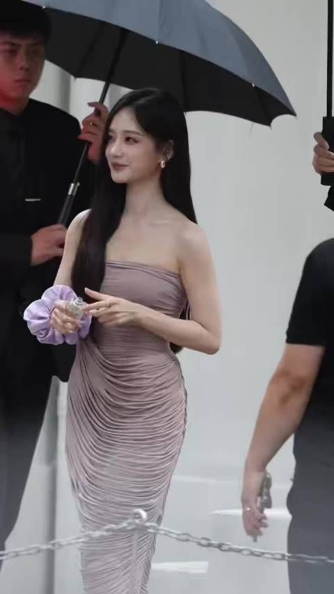 李一桐豪门千金来着的，完全是经济上行时期的美