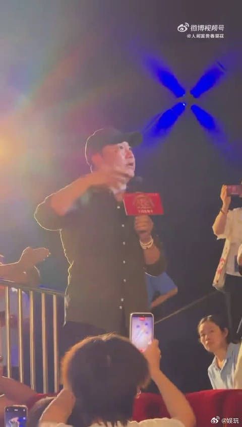 贾冰惊喜亮相成都龙餐馆路演，专程赶来为好友沈腾助阵，妥妥本尊厨子亲临现场