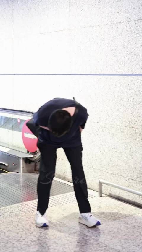 王传君以鞠躬回馈粉丝，温柔涵养尽显细微处