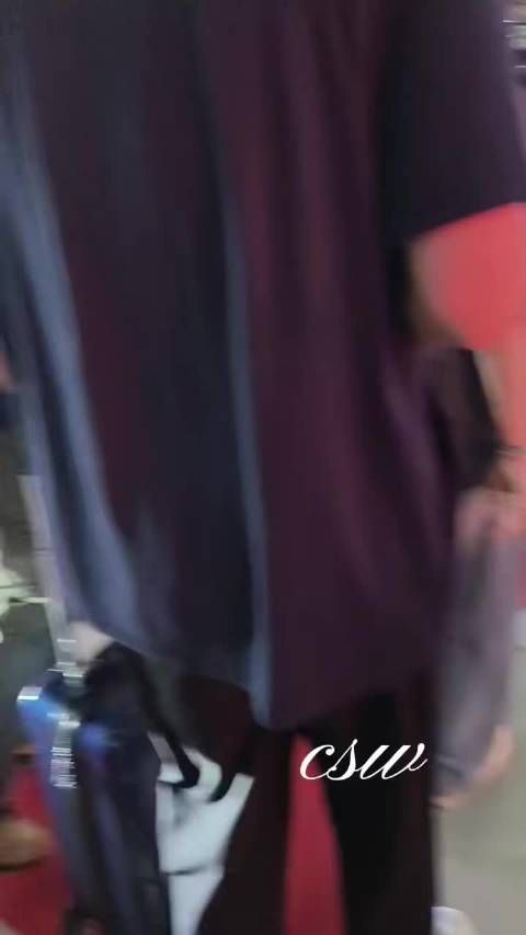 王传君饭撒鞠躬致意,真诚对待每位粉丝