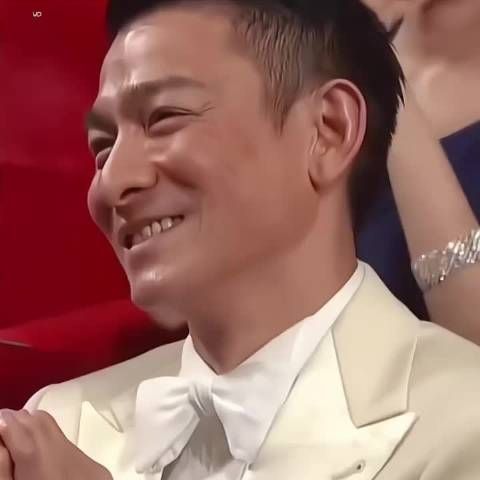 吴君如西装背头男装造型英气满满