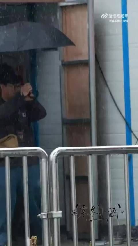 王传君为路人拍照特意鞠躬，内娱鞠躬型艺人获赞