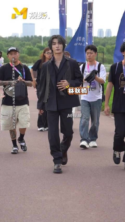 入场仪式幕后花絮来啦~林秋楠走路带风，帅气拉满！期待他今晚的亮相！