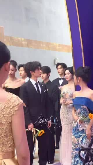 百花奖后台何健麒王奕然微信互寻，搭档同框默契十足