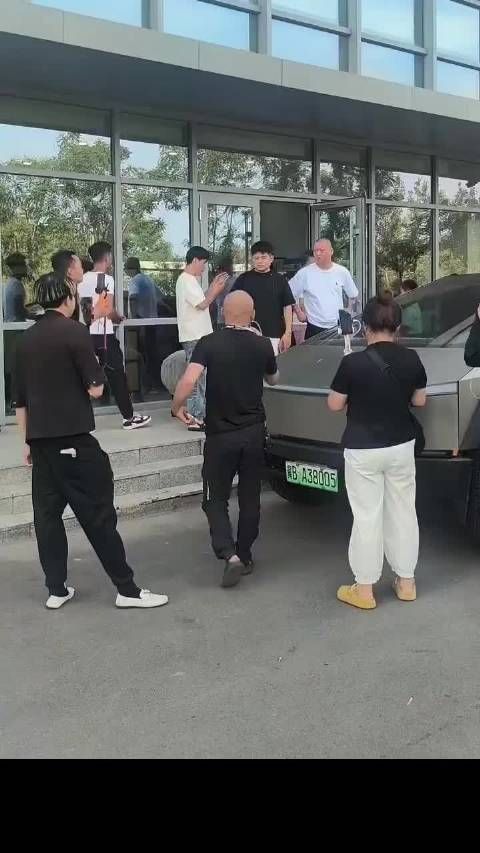 仙洋传媒公司楼下不少人都等谁呢？仙洋整个大舞台这么多人举报确实挺难的