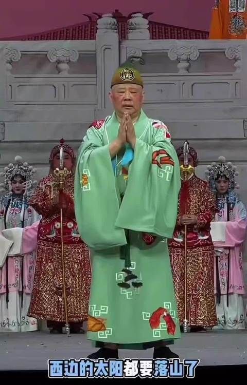 估计是现在观众流失太多,只能自己下场当小丑了,结果玩砸了