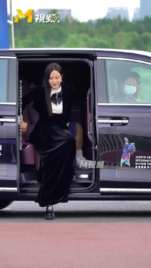 入场仪式后台，“双料影后”陶红亮相，黑白配色礼服，气质拉满！