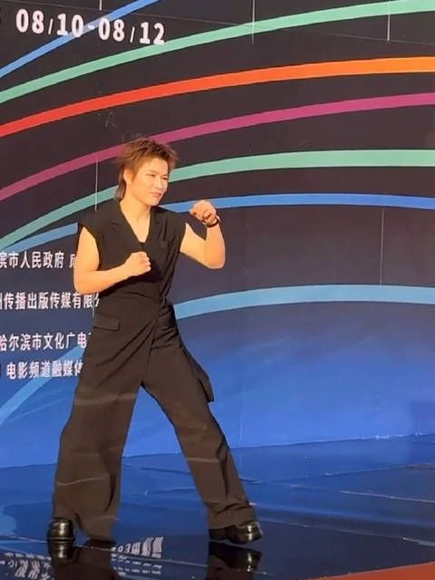 张伟丽亮相成龙国际电影节红毯，用作品说话