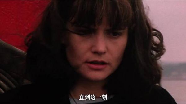 误解母亲多年后，女儿听证会上化身盾牌为其辩护
