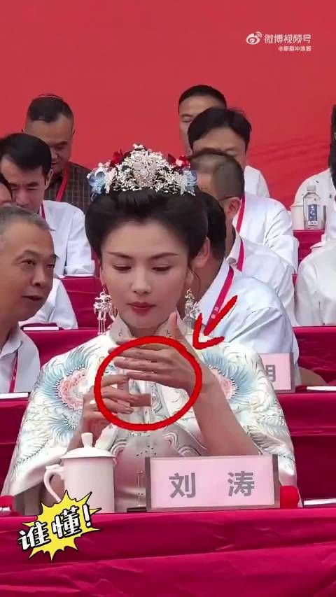 为何妈祖刘涛倒放矿泉水？看到王一博小跑躲避汽车，才知斗智斗勇