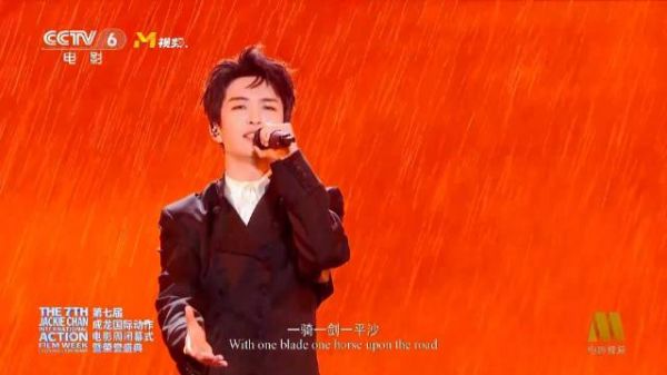 黄子弘凡雨中演唱电影《镖人：风起大漠》歌曲《天下过客》