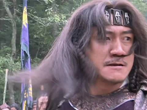 萧峰面对天下群雄，豪气冲天，以一敌三竟然不落下风