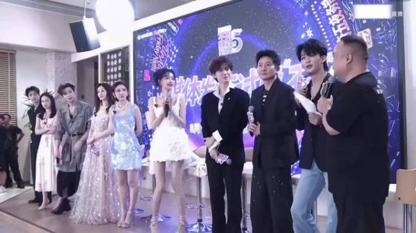 终于知道芒果导演疯狂力推王赫野上披哥的理由了！