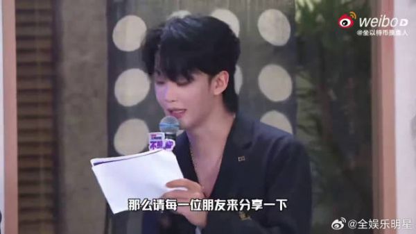 王赫野临时顶岗主持，从容发挥观感舒适