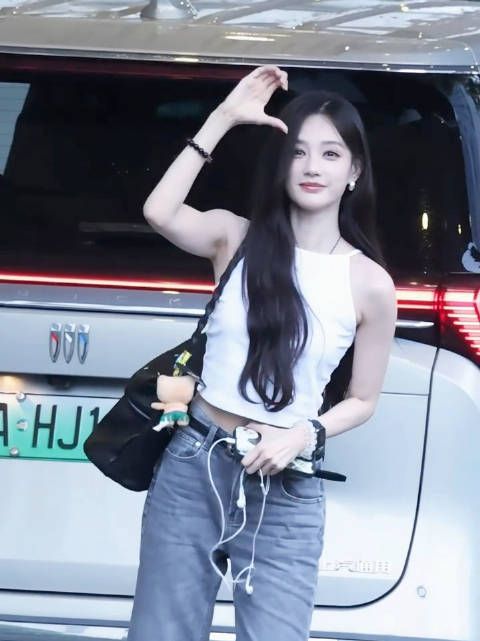 李一桐上海出发路透，这身材北舞严选的含金量还用说嘛