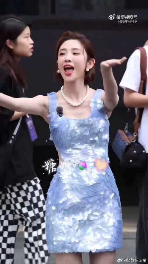 笑容感染力十足，原来一直在忍着不适，期待综艺，更心疼姐姐