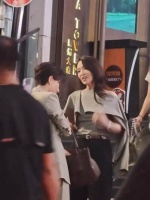 TVB花旦陈炜中环拍剧被拍，52岁皮肤紧致身材纤瘦，再演霸气大律师