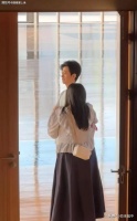 51岁李健被妻子一声唤回，丁克17年的真实状态全写在路人的镜头里