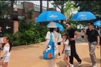 天王郭富城罕见与岳父同框，替女婿撑伞引热议，三代出游照曝光
