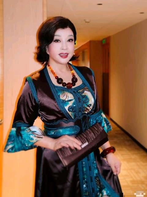 刘晓庆重情重义，包机送病危朋友，送钱谢晋遗孀