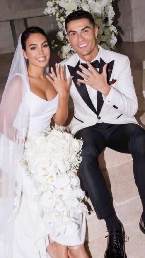 C罗晒出婚戒！官宣低调完婚，5个孩子都出席，乔治娜成妻子
