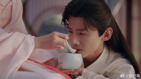 九思伤势急坏玉茹，哪料玉茹一出门秒好，竟是装病博关心