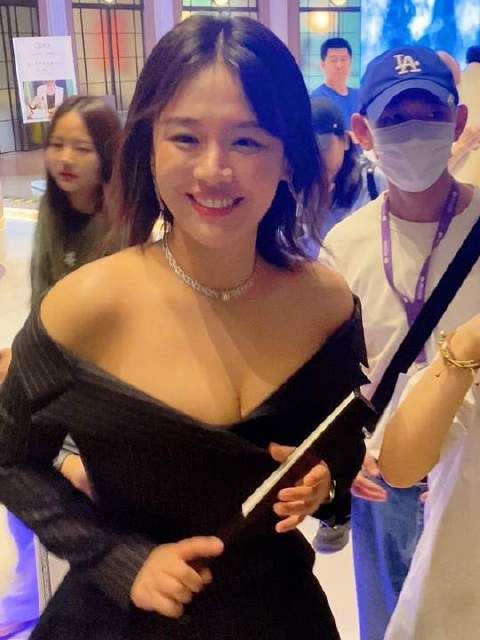 微胖界的璀璨明珠马思纯，近日现身上海某酒店——恰是活动落幕后的归途时刻