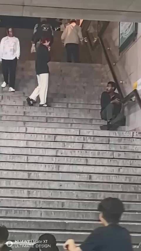 黑哥们都懵了，没想到坐在路边都能有女孩来搭讪？这里是他的天堂！