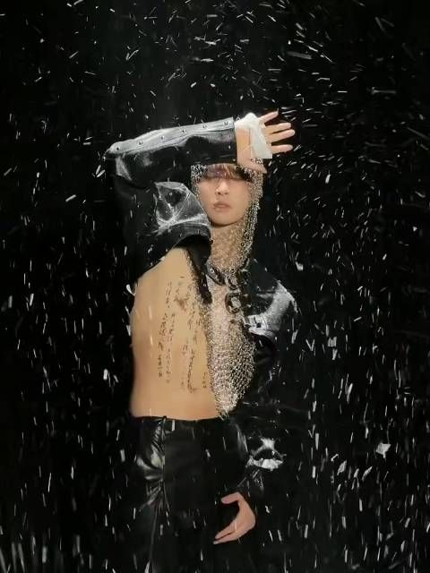 张艺兴渡佛造型曝光，锁骨到腰窝尽显妖异感