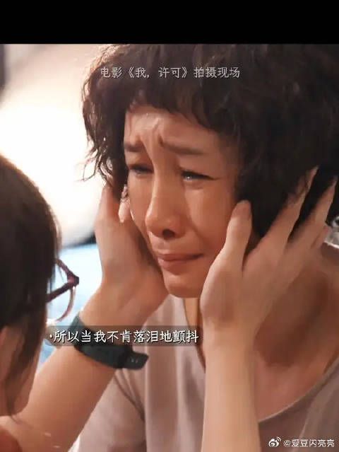 小时候哭妈妈抱起我，长大后妈妈委屈我也会揽入怀中