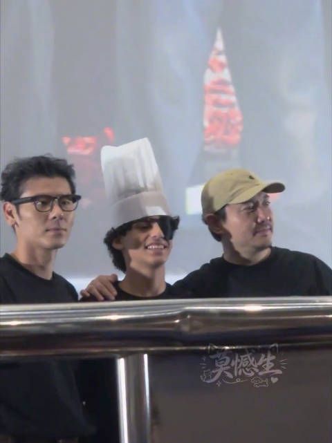 沈腾就这么从善如流地认领了和蒋奇明在《欢迎来龙餐馆》里的cp…