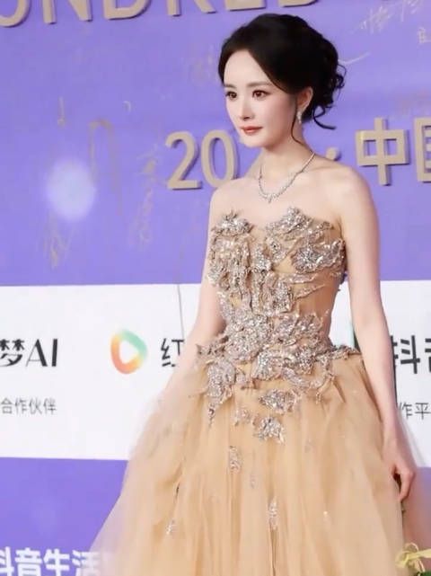 杨幂身着祖海高定亮相百花奖，品牌官方认领创始人点赞