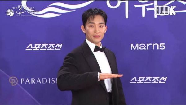 李相二红毯 唯一一个被MC留下来采访的，就为了表演一个震胸
