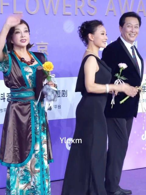 刘晓庆百花奖红毯被陈冲唐国强孤立,互动化解尴尬