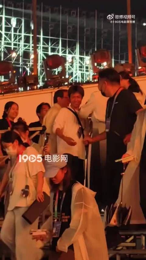 张杰成龙动作电影周后台热情相拥