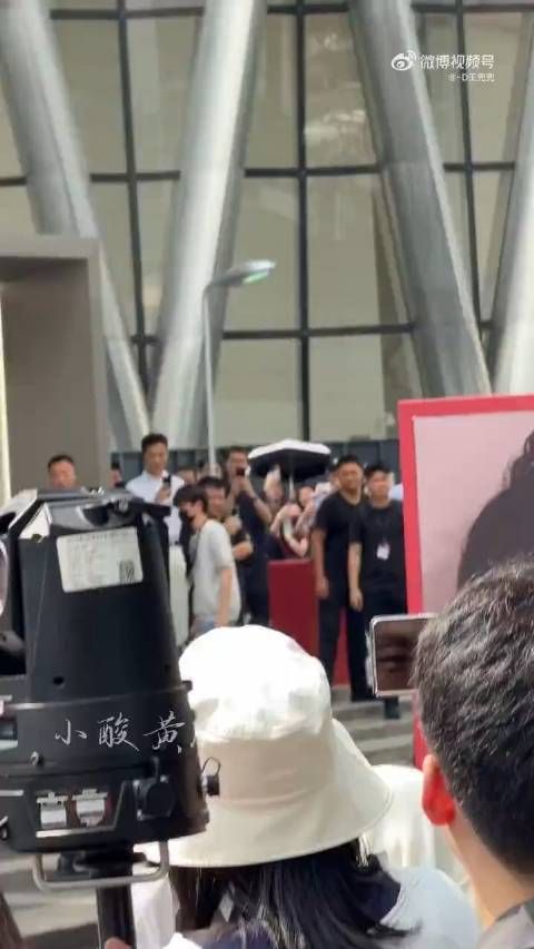 张凌赫从上帅到下，人没到饭撒先到
