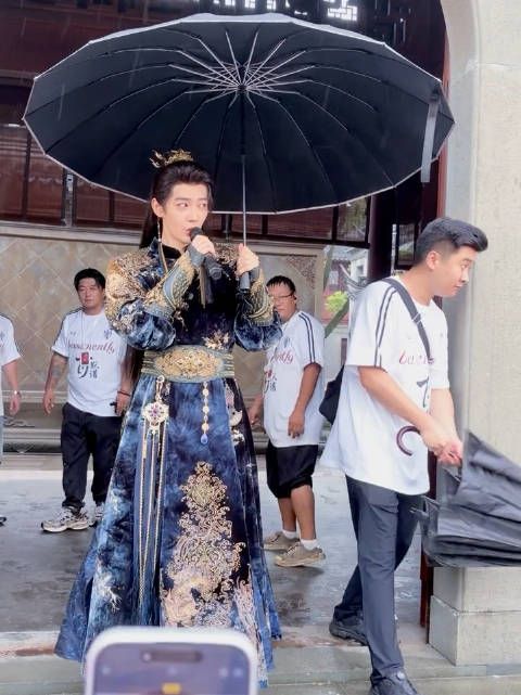 邓为粉丝开机应援，逗笑郭敬明