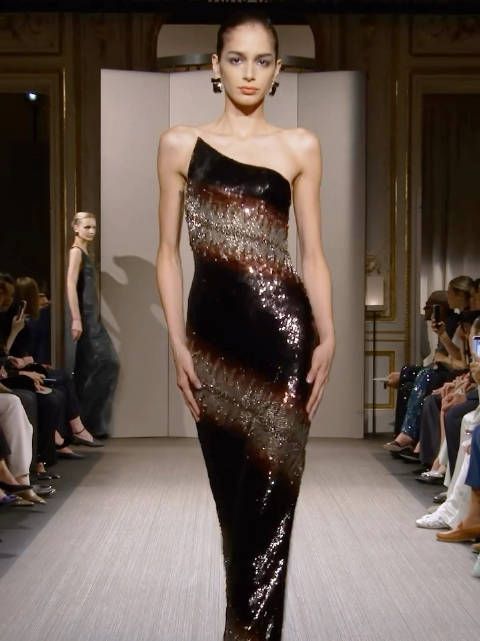 Armani Privé 阿玛尼2026秋冬高定，闪耀黑金长裙，好美！