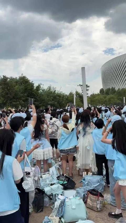 王橹杰五公演唱会线下人气好顶 今晚等一个碧海