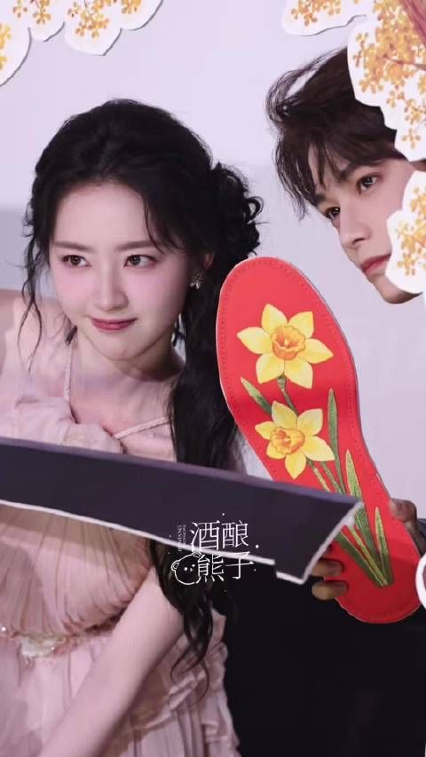 你们两个萌物，俩小孩儿