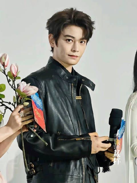 丁禹兮入场打招呼了 窝趣 好帅好帅 盯镜头这一下好苏！